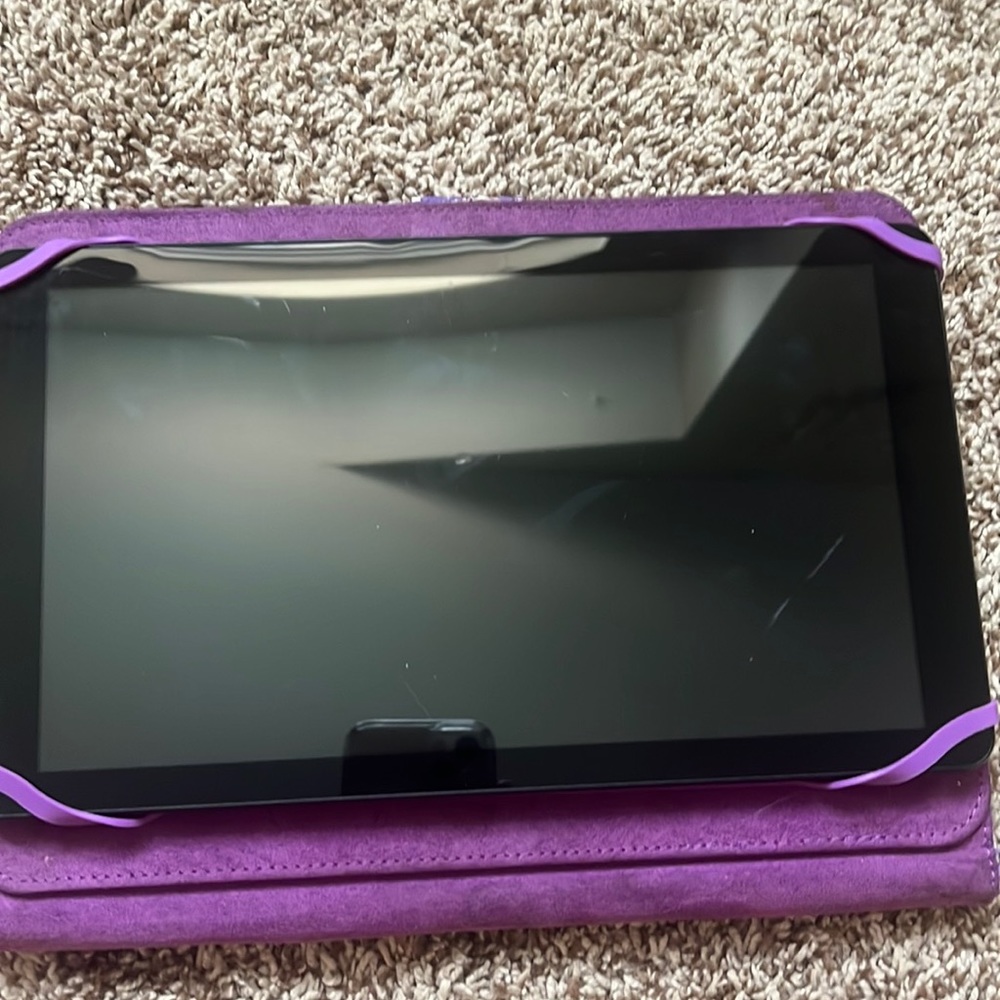 Samsung iPad, it works good. I don’t have a charger for it. The case is torn.